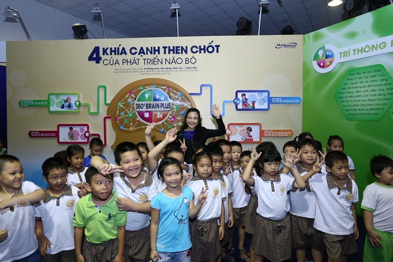 Bà Gift Samabhandhu cùng các em trường mầm non