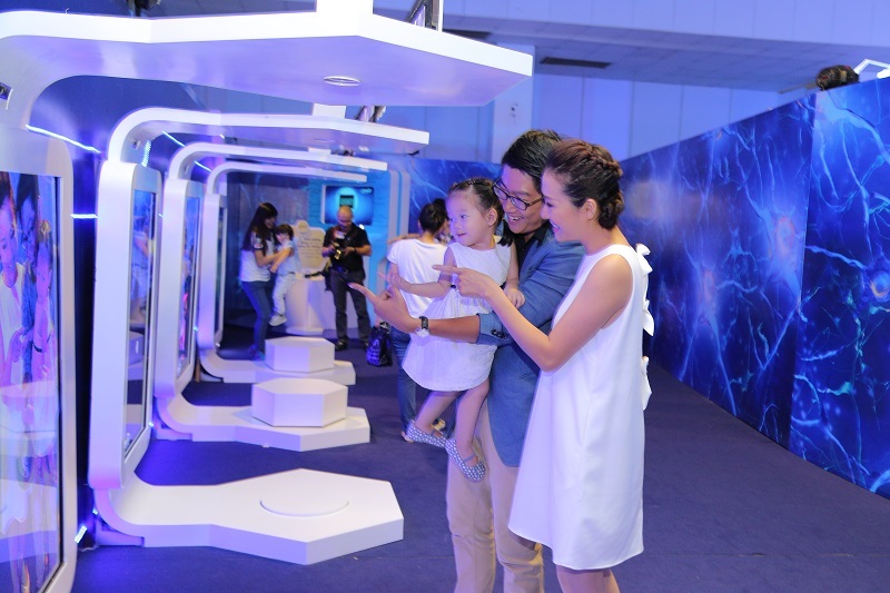 Gia đình MC Thanh Điền tương tác trí não với công nghệ AR