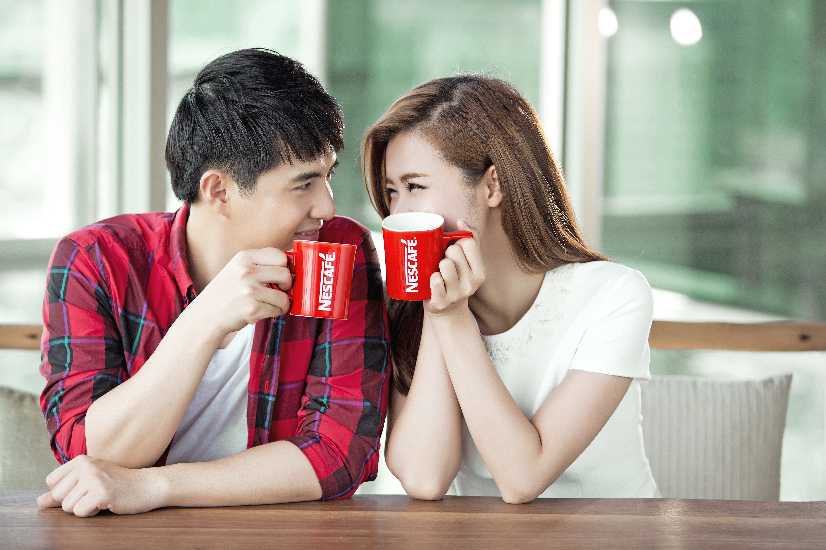 Còn gì tuyệt hơn khi được thưởng thức tách café quyện sánh bên cạnh người mình yêu.