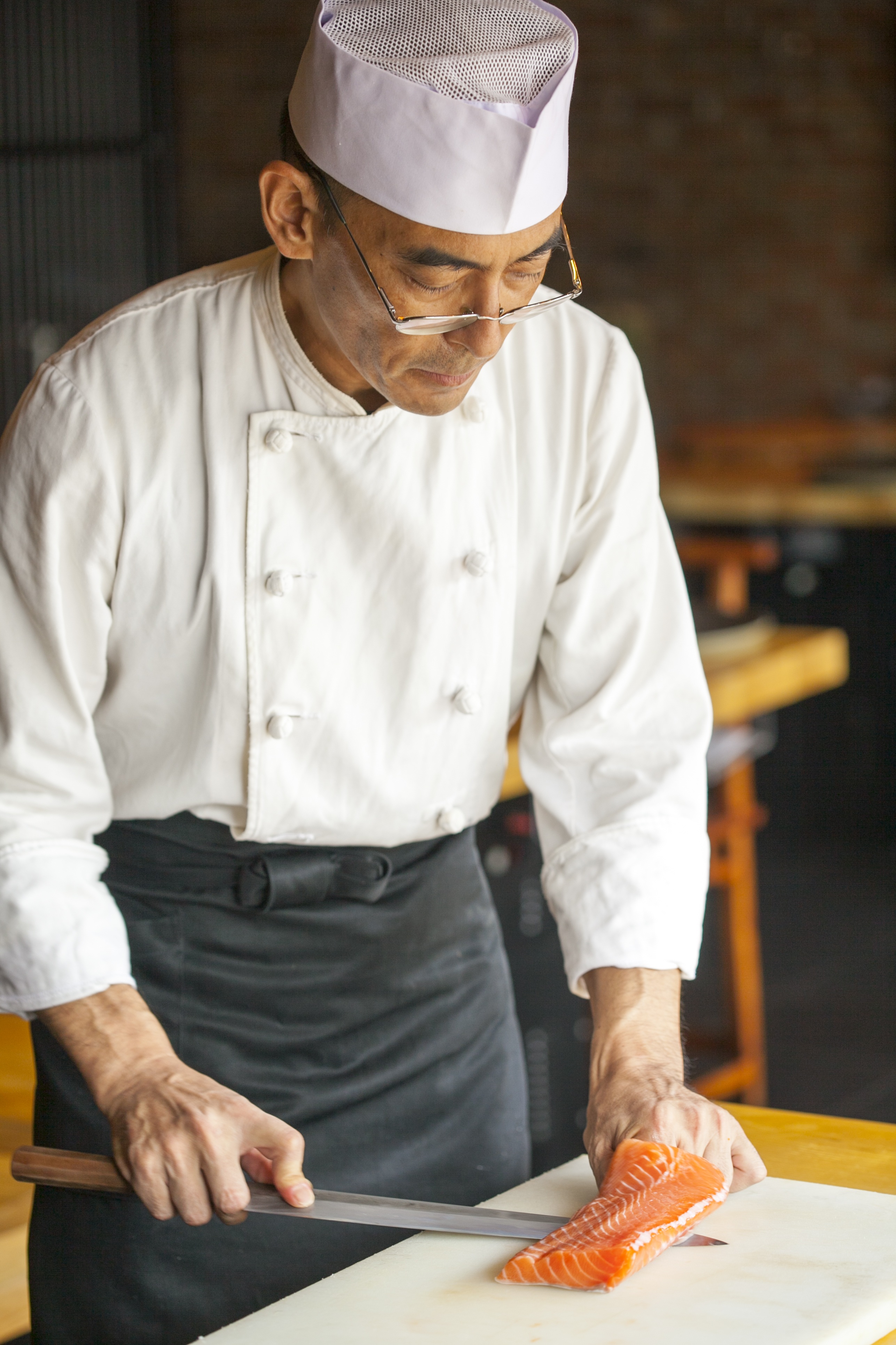 Giải mã 5 lý do khiến iSushi luôn “được lòng” fan đồ Nhật - 4 Những miếng cá hồi tươi rói được tự tay Tổng bếp trưởng Noda Toshiro
chuẩn bị…