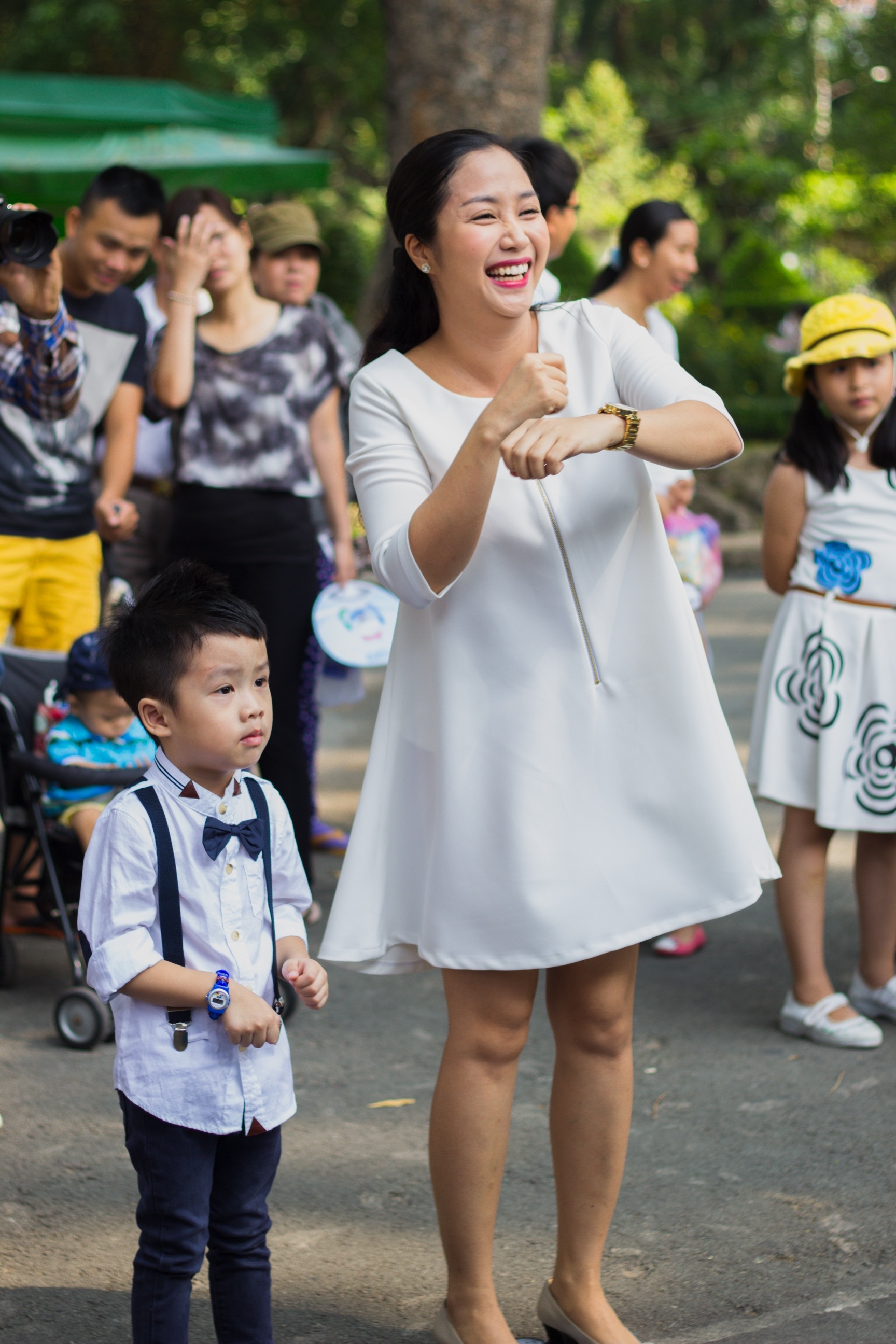 Khi các ông bố bà mẹ sao Việt “nhí nhố” cùng con - 4 Gia đình Hồ Hoài Anh – Lưu
Hương Giang – bé Mina đang làm quen với điệu nhảy