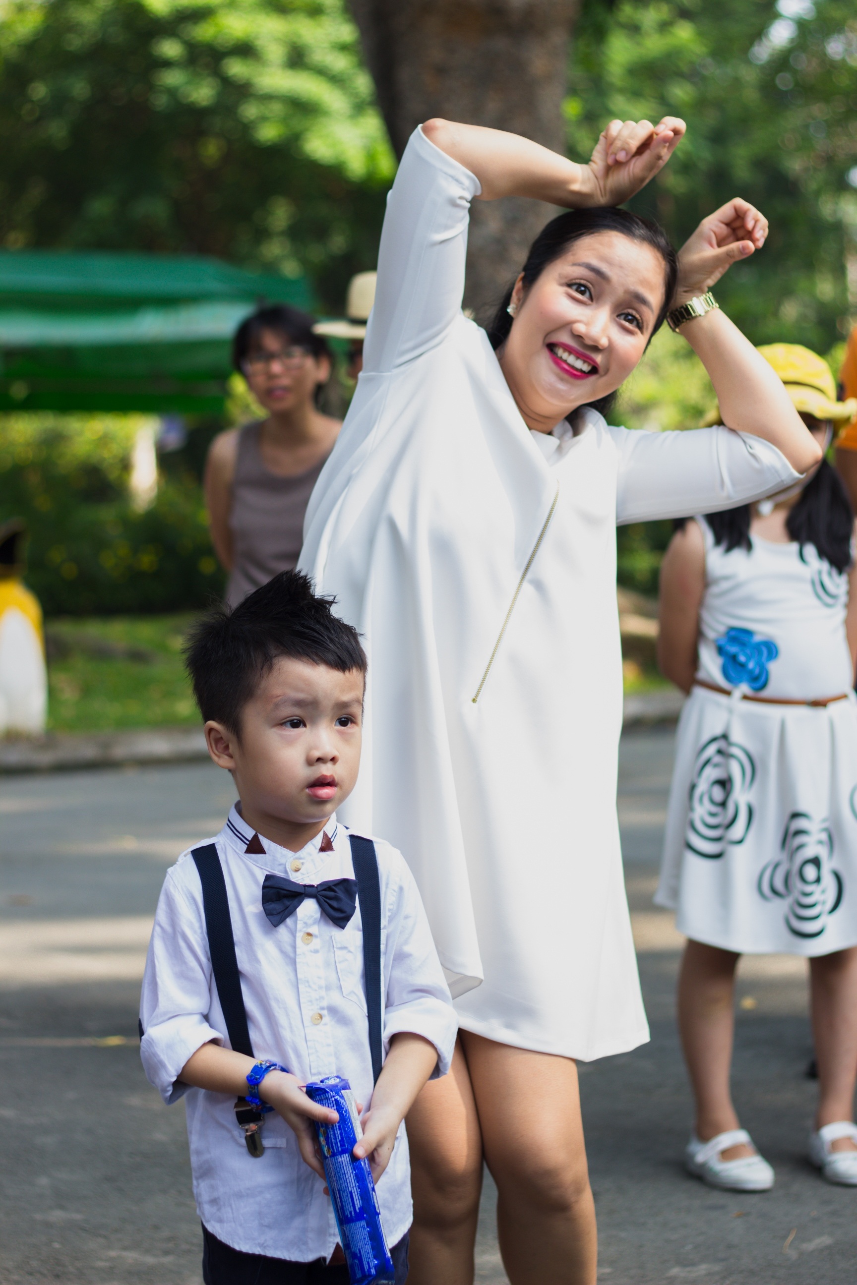 Gia đình Hồ Hoài Anh – Lưu
Hương Giang – bé Mina đang làm quen với điệu nhảy