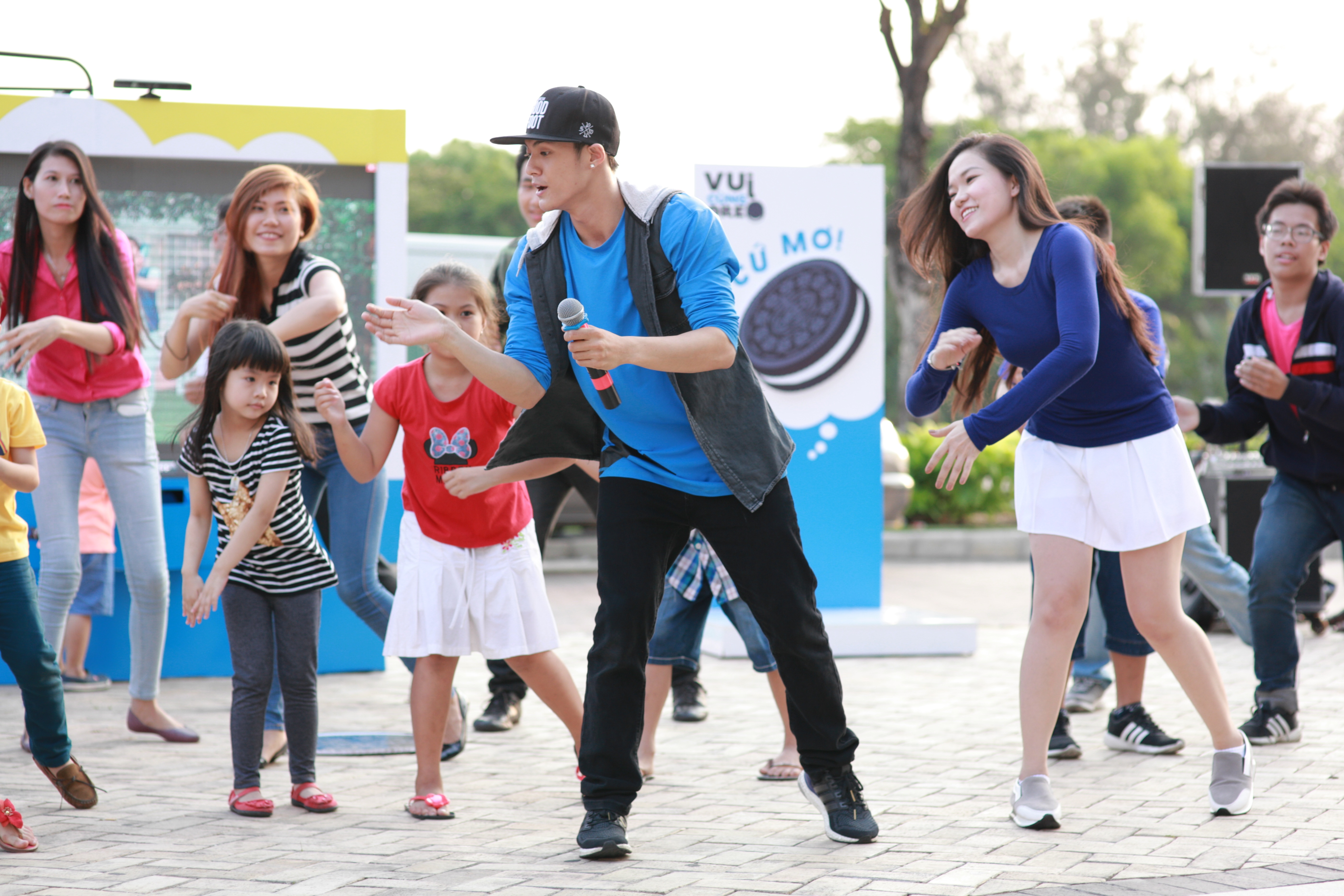 Lâm Vinh Hải hướng dẫn mọi
người hòa nhịp với điệu nhảy cookies