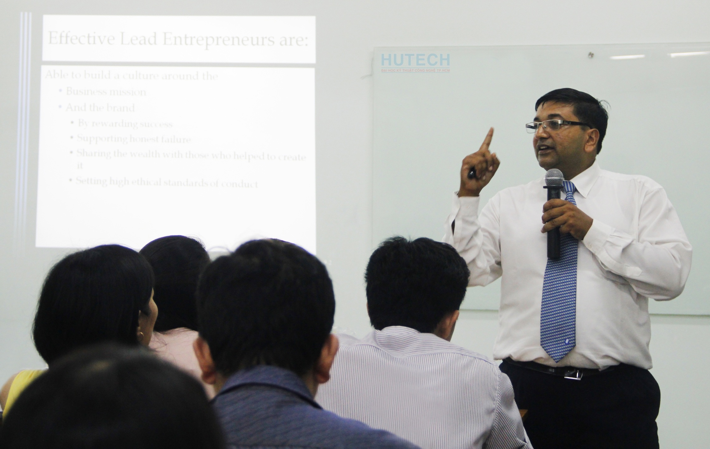 Giảng viên MBA OUM là những Giáo sư quốc tế giàu kinh nghiệm