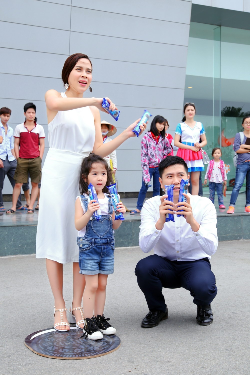 Gia đình Hồ Hoài Anh – Lưu
Hương Giang – bé Mina đang làm quen với điệu nhảy