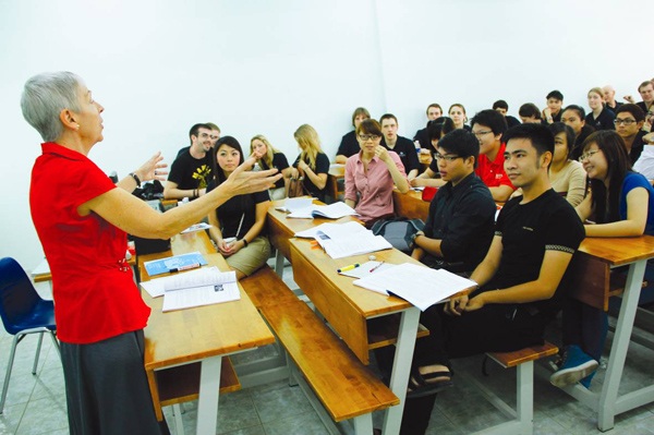 Liên thông Đại học để nhận bằng Cử nhân Hoa Kỳ ngay tại HUTECH - 1 Sinh viên chương trình liên thông 1 năm của ĐH Lincoln trong lễ nhận bằng tốt nghiệp.