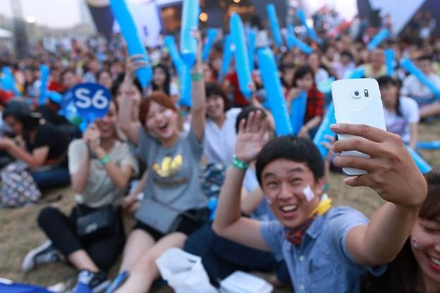 Khán giả trẻ phấn khích cùng loạt sao Việt tại YAN Beatfest 2015 - 2 Tranh thủ selfie