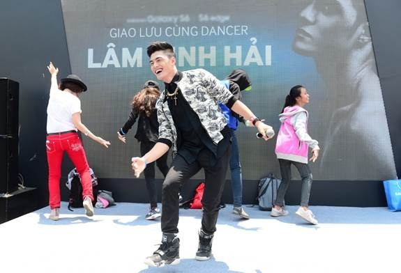 Khán giả trẻ phấn khích cùng loạt sao Việt tại YAN Beatfest 2015 - 4 Biểu cảm tươi rói của Lâm Vinh Hải khi nhảy cùng fans