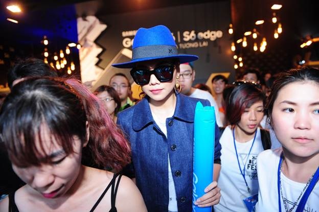 Khán giả trẻ phấn khích cùng loạt sao Việt tại YAN Beatfest 2015 - 8 Tiến vào khu trải nghiệm trong vòng vây fans