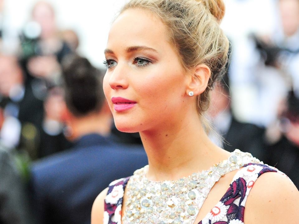 Các thương hiệu đình đám hội tụ tại Met Gala 2015 - 10 Jennifer Lawrence đeo
hoa tại đính kim cương của Cartier