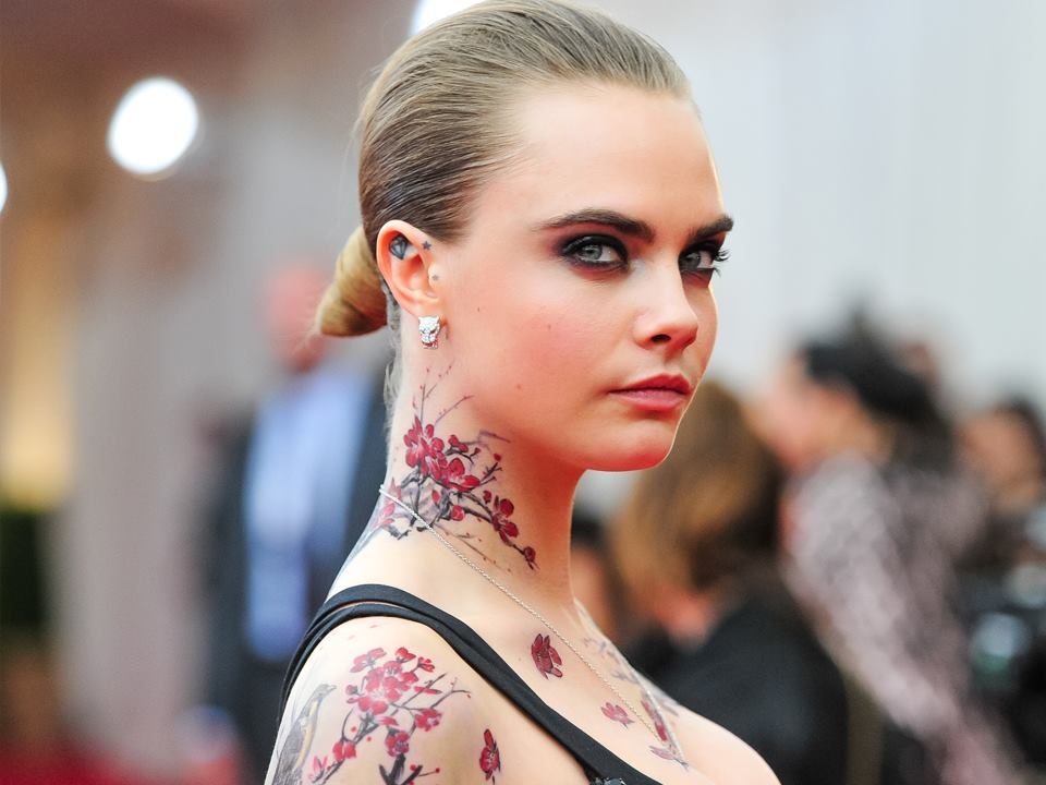 Các thương hiệu đình đám hội tụ tại Met Gala 2015 - 11 Cara Delevingne đeo hoa
tai đính kim cương và ngọc lục bảo thuộc bộ sưu tập Panthère de Cartier
