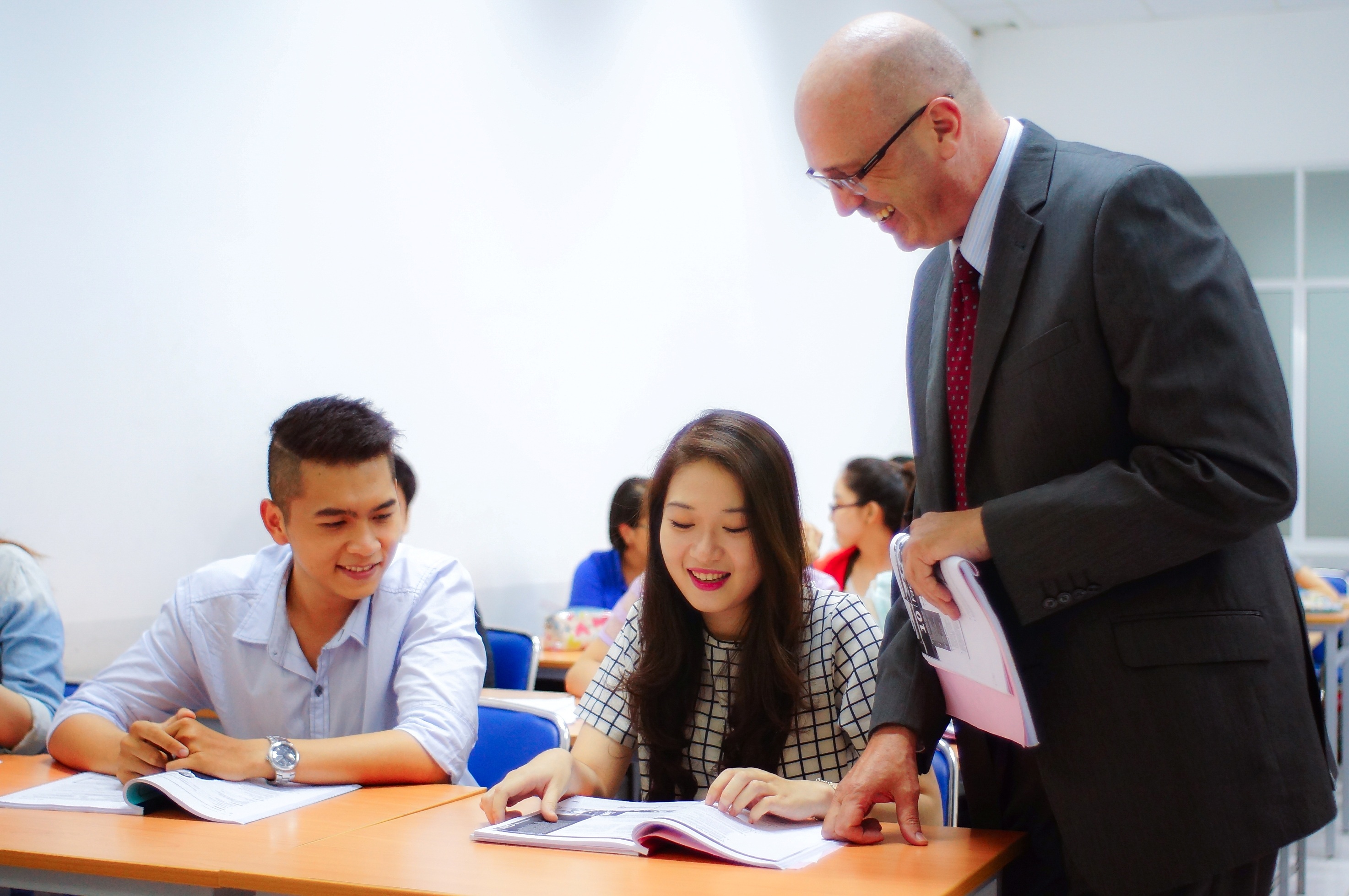 UEF chính thức tuyển sinh ngành Luật kinh tế - 1 Đội ngũ giảng viên trong nước và quốc tế giàu kinh nghiệm, tận tâm