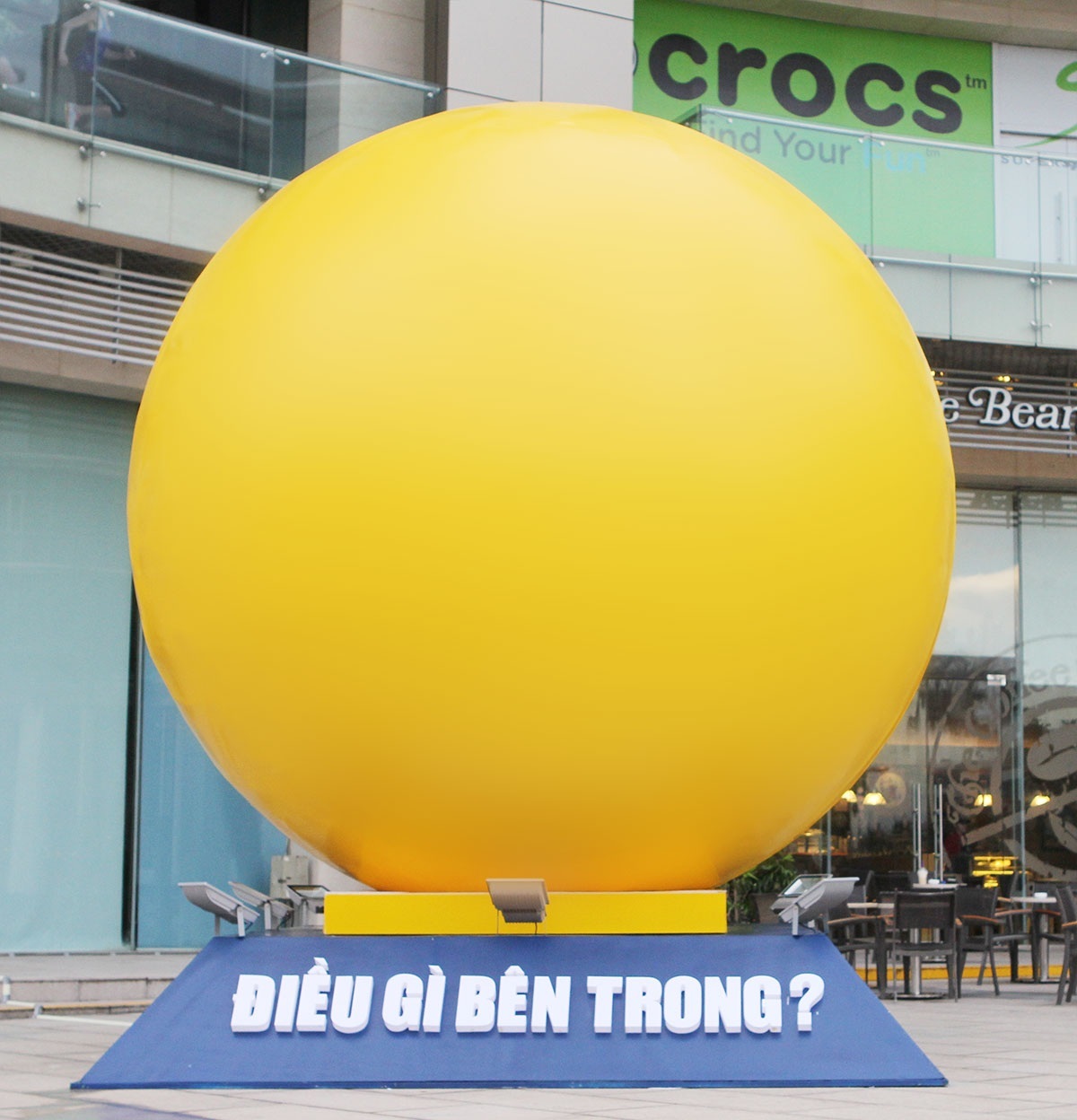 Khám phá quả bóng vàng khổng lồ khiến giới trẻ Sài Thành “sốt điên đảo” - 1 Dòng chữ Điều gì bên trong gây không ít tò
mò cho khách đến chơi tại Crescent Mall thời gian này