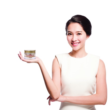 Tuyệt đối an tâm khi mua Sắc Ngọc Khang chính hãng của Hoa Thiên Phú - 5 Dược sĩ cao cấp của Hoa Thiên Phú đang tư vấn soi da cho người tiêu dùng