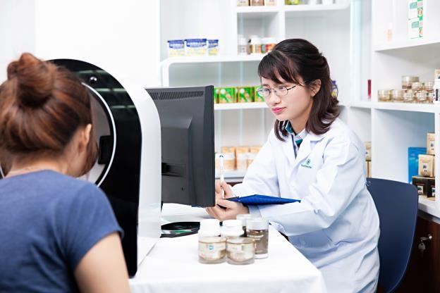 Tuyệt đối an tâm khi mua Sắc Ngọc Khang chính hãng của Hoa Thiên Phú - 4 Dược sĩ cao cấp của Hoa Thiên Phú đang tư vấn soi da cho người tiêu dùng