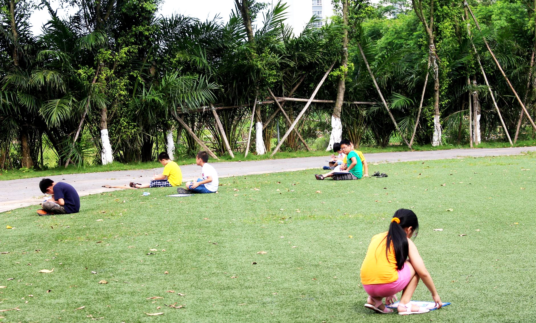 Mùa hè, cho con chơi ở đâu? - 2 Vẽ tranh ngoài trời trong khuôn viên trường PT Đoàn Thị Điểm Ecopark