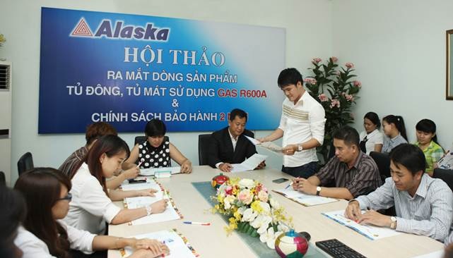 Alaska ra mắt dòng sản phẩm mới tiết kiệm 40% điện năng - 4 Đại diện phòng kĩ thuật trình bày lợi ích mà Gas R600A mang lại