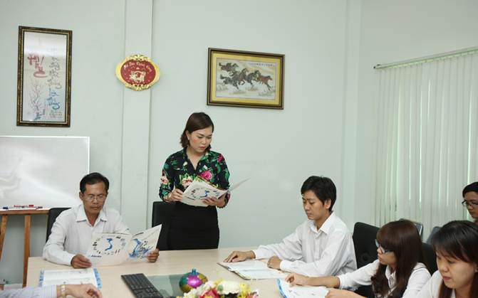 Alaska ra mắt dòng sản phẩm mới tiết kiệm 40% điện năng - 5 Đại diện phòng truyền thông trình bày những chính sách hấp dẫn dành cho khách
hàng.