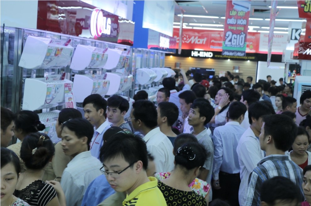 MediaMart đáp ứng đủ nhu cầu mua sắm và lắp đặt điều hòa dịp nóng - 1 Khách hàng đổ xô chọn mua điều hòa trong đợt nắng nóng