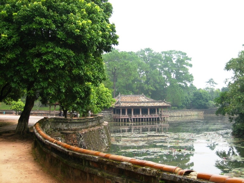 Các khu lăng
tẩm nằm trong khuôn viên xanh yên tĩnh với rừng cây, hồ nước.