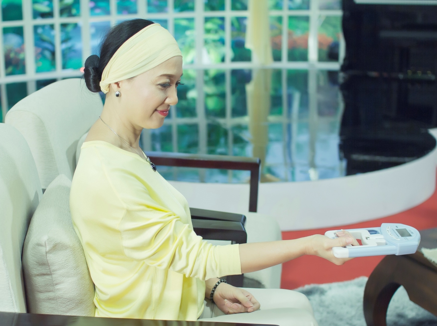 NSND Lê Khanh đang thử
công cụ đo sức kéo tay để biết được tình trạng sức khỏe của bản thân.