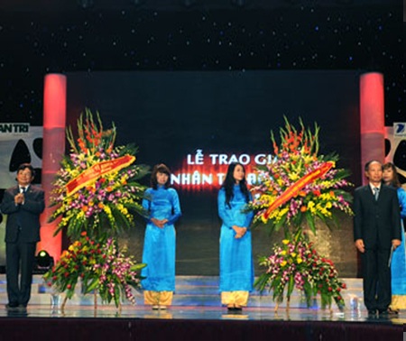 (Một trong những lẵng hoa của Đại tướng gửi chúc mừng NTĐV)