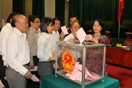 Dừng bỏ phiếu tín nhiệm: Dừng lại để tiến lên! - 1 Dừng bỏ phiếu tín nhiệm: Dừng lại để tiến lên!