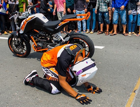 Một hình ảnh sửng sốt và xấu hổ! - 1 (Tay đua người Malaysia đã quỳ xuống lạy...)