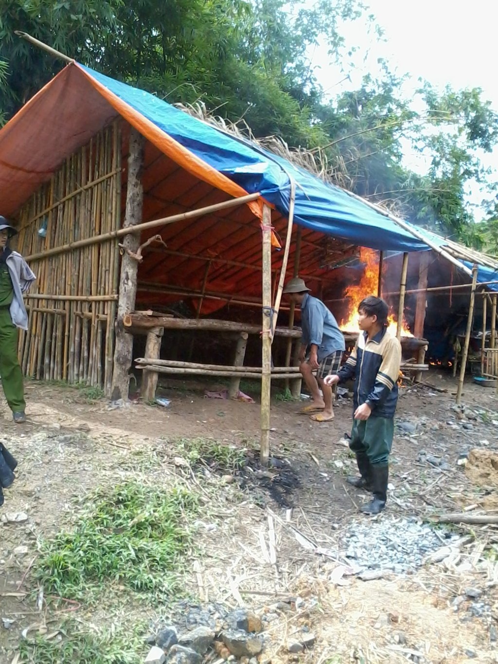 Lực lượng chức năng tiến hành tiêu hủy,
tháo dỡ các lán trại của vàng tặc.