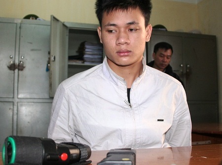 100 chiến sĩ công an vây bắt 2 tên cướp táo tợn trong 1 giờ - 1 Một trong 2 đối tượng tại cơ quan chức năng.