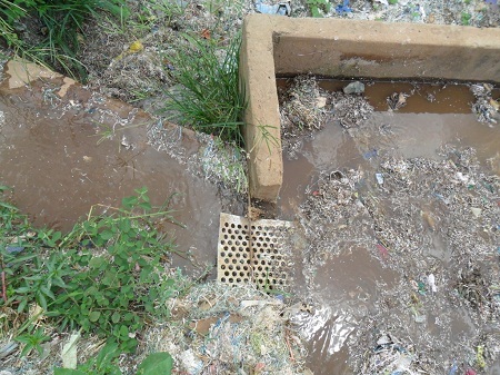 Bể lọc chứa nước thải của nhà máy nhựa tái sinh tại thôn Nghĩa Lập.