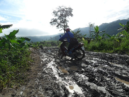 Cung đường bầm dập dẫn vào buôn Đắk Sar.