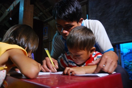 Nay Lép kèm cho các em nhỏ trong buôn học tập. (Ảnh: CTV)