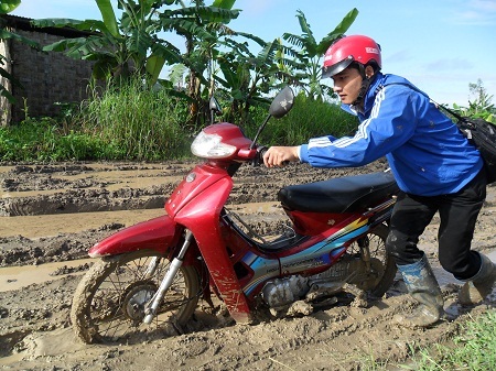 Cung đường bầm dập dẫn vào buôn Đắk Sar.