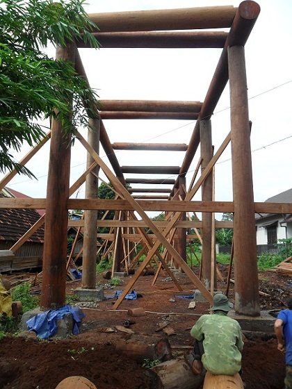 Toàn cảnh bộ khung ngôi nhà dài.