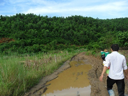 Cung đường lầy lội, nhưng các GV vẫn cố gắng đến đúng giờ.