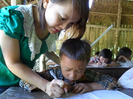 Dù khó khăn nhưng HS buôn Mông đều chăm học.