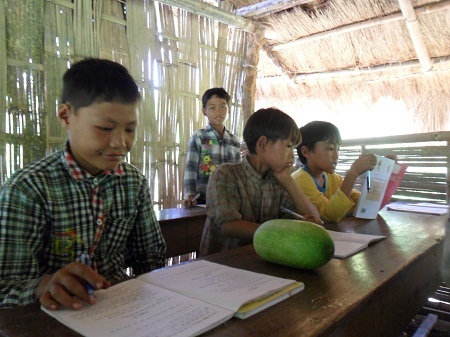 Dù khó khăn nhưng HS buôn Mông đều chăm học.