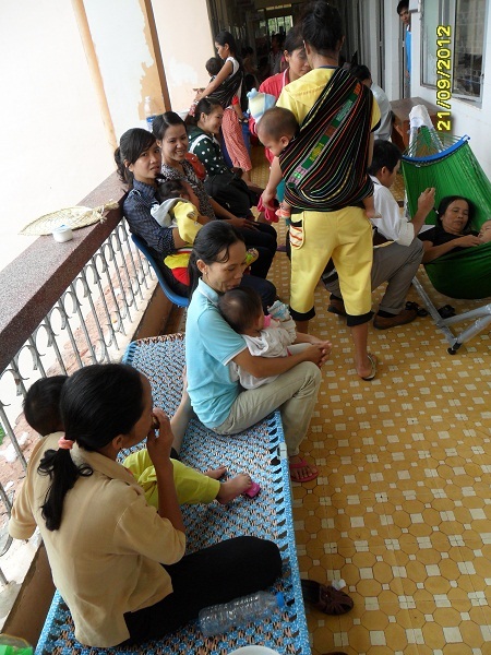 Phụ huynh ngồi, nằm la liệt trước buồng điều trị vì số phòng quá tải.