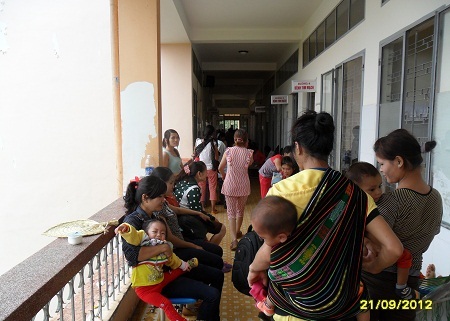 Phụ huynh tấp ra hành lang vì số giường không đáp ứng đủ.