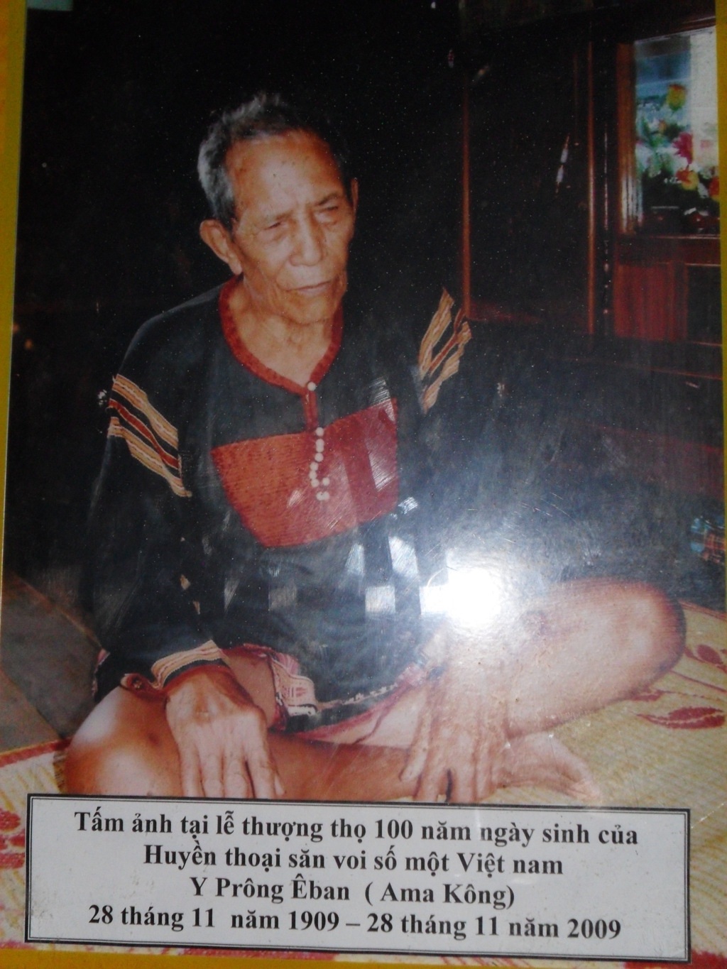 Tấm ảnh kỷ niệm lễ thượng thọ 100 năm ngày sinh của huyền thoại săn voi số 1 Việt