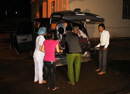 Chuyển nạn nạn nhân bị thương nặng lên tuyến trên cấp cứu.