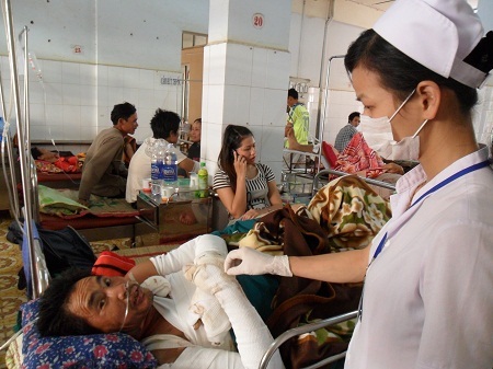 Khuyên con tu chí làm ăn, con đổ xăng đốt cha