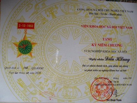 Kỷ niệm chương Vì sự nghiệp Khoa học xã hội của Viện Khoa học xã hội Việt