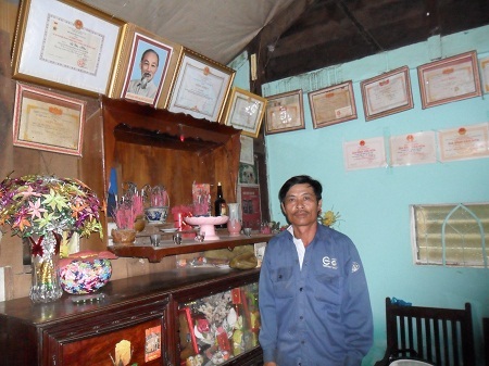 Anh Hiệu bên nhiều giấy khen, bằng khen, kỷ niệm chương của các ban ngành chức năng.