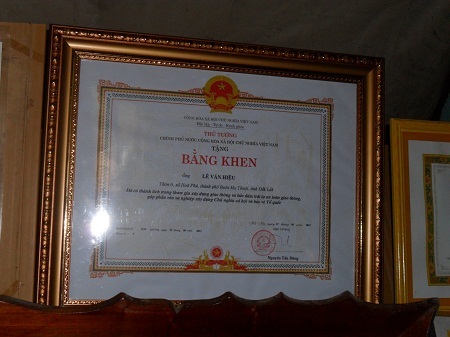 Anh Hiệu bên nhiều giấy khen, bằng khen, kỷ niệm chương của các ban ngành chức năng.