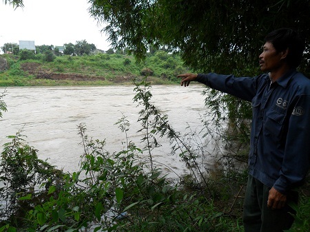 Anh Lê Văn Hiệu, thôn 6, xã Hòa Phú, TP. Buôn Mê Thuột, tỉnh Đắk Lắk bên dòng sông Sêrêpôk.