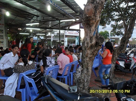 Các quán nhậu bắt đầu đông dần từ chiều 20/10.