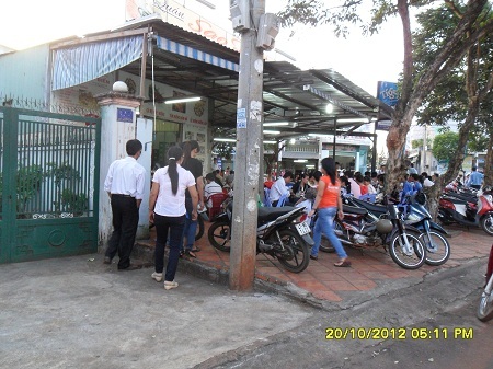 Nhiều chị em phụ nữ tranh thủ đi làm về sớm để góp vui trong ngày đặc biệt.