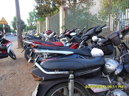 Xe máy dựng chật cả lề đường